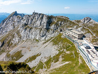 Geschafft, wir sind zuoberst angelangt. Ich verstehe schon, warum der Pilatus so viele Menschen anzieht. Die Aussicht ist herrlich, die Luft rein und die mystischen Geschichten rund um den Pilatusdrachen tun ihr Übriges. : Hotel, Pilatus Kulm