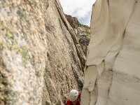 Wir haben noch Zeit und klettern im Klettergarten unterhalb der Hütte. Der Einstieg in die Route ist etwas ungewöhnlich ... : Gelmerhütte, Mittagfluh