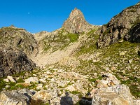 Ich parkiere im Steingletscher (Umpol). Zuerst geht es auf Wegspuren nach Südwesten Richtung Brunnestock (im Bild, 2763 m). : Giglistock