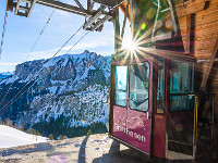 Ein wunderbarer Februarmorgen, ein Hoch jagt das andere. Die Luftseilbahn bringt uns von St. Jakob (Isenthal) auf Gitschenen. : Gitschenen, Isenthal, Schnee, Schneeschuhtour, Winter