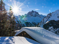 Die Sonne lacht vom wolkenlosen Himmel, im Hintergrund der Uri Rotstock. : Gitschenen, Isenthal, Schnee, Schneeschuhtour, Winter