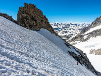 Das letzte Stück zum Einstieg ist steil, dank dem harten Schnee und Steigeisen aber problemlos machbar. : Aufstieg, Gletschhorn Südgrat, OGH, Schneefeld, steil