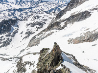 Die Kletterei bewegt sich im 3. Grad, Schlüsselstelle 4a. Es stecken einige Haken, die Tour kann gut mit Schlingen und Keilen zusätzlich abgesichert werden. : Gletschhorn Südgrat, OGH, klettern