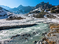 Schmelzwasser lässt den noch jungen Tiefenbach zu einem reissenden Bach anschwellen. Links der Bildmitte das Gletschhorn. : Bergbach, Gletschhorn, Gletschhorn Südgrat, OGH, Tiefenbach
