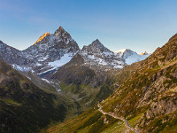 "Alle Jahre wieder" leite ich im September eine Bergtour für den SAC Hochdorf. Das Ziel bestimme ich jeweils kurzfristig, abhängig davon, wieviel Schnee es schon gegeben hat. Wegen der unsäglichen Zertifikatspflicht bei Hütten-Übernachtungen habe ich entschieden, eine 1-tägige Tour auf den Grassen anzubieten. Bereits sind wir im Aufstieg zur Sustlihütte SAC; unten winkt die Sustenpassstrasse, hinten links im ersten Morgenlicht das Sustenhorn (3502 m). : Grassen 2021