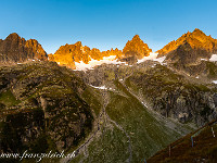 Fünffingerstöck (div., ca. 2990 m), Wendenhorn (mit 3023 m der höchste Gipfel der Kette) und Wasenhorn (2930 m). : Grassen 2021