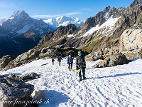 Nach der Hütte folgt der Aufstieg einem markierten Bergweg. Auf etwa 2500 m erreichen wir den Stössenfirn. : Grassen 2021