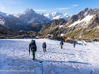 Über den Stössenfirn geht es hoch zum Stössensattel (2782 m). : Grassen 2021