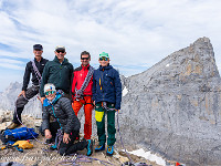 Gipfelfoto vor der mächtigen Südwand des Titlis. : Grassen 2021