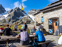 ... und lassen bei Älplermaggrone oder Kuchen einen wunderbaren Bergtag nochmals Revue passieren. : Grassen 2021