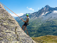 Nahe der Hütte geniessen wir den warmen Urner Granit beim Klettern und Abseilen. : Grassen