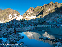 Auf weiss-blau-weiss markiertem Bergweg steigen wir hoch zum Stössenfirn, der durch den Rückzug einen kleinen See gebildet hat. : Grassen