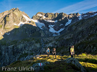 Blick zum Wasenhorn / Fünffingerstock (2931 m) und zum Grassen (2946 m, etwas links der Bildmitte). Die Grössenverhältnisse täuschen also... : Grassen Südwand