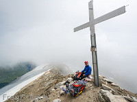 Nach dem Aufstieg über den Stössenfirn und 6 anregenden Seillängen im oberen 3. Schwierigkeitsgrad sitzen wir schon bald auf dem Gipfel des Grassen (2946 m) : Grassen Südwand