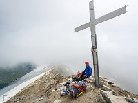 Nach dem Aufstieg über den Stössenfirn und 6 anregenden Seillängen im oberen 3. Schwierigkeitsgrad sitzen wir schon bald auf dem Gipfel des Grassen (2946 m) : Grassen Südwand