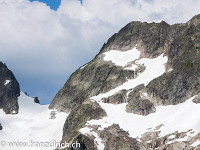 Man könnte schon fast sagen "alle Jahre wieder": Die Grassen Südwand ist halt einfach eine wunderbare Hochtour, mit Gletscher, Kletterei und einem angenehm einfachen Abstieg. Und gäbig machbar in 1 Tag. Ich komme gerne wieder! Die Route führt vom Sattel rechts die Kante hoch. : Grassen Südwand 2015