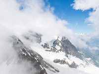 Zwischendurch lockern die Wolken auf und das prächtige Panorama erfreut uns. Die 4.-6. Seillängen führen über eine luftige Rippe. : Grassen Südwand Kanzelgrat OGH Sutstlihütte 2016