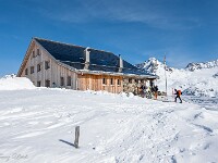 Die schön umgebaute und erweiterte Grialetschhütte SAC auf der Grialetschfurgga auf 2540 m gelegen. : Schneeschuhtour Grialetsch