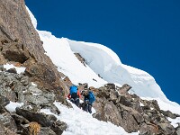 Die Wächte sieht nicht sehr einladend aus ... links davon geht es auf den Grat. : Schneeschuhtour Grialetsch