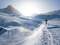 Gleichmässig steiler Aufstieg zur Fuorcla Sarsura (2921 m), am Schluss über den Vadret da Grialetsch. : Schneeschuhtour Grialetsch