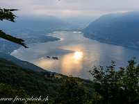 Durch üppigen Wald steige ich hoch via Rescerasca, Pianone zum Südostgrat des Gridone. Die Sonne arbeitet sich durch die Wolkendecke und bietet ein einmaliges goldenes Schauspiel auf dem Lago Maggiore. : Gordevio Tessin 2022