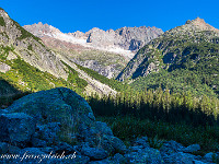 Das Haslital liegt noch tief im Schatten; selbst im August dauert es seine Zeit, bis die Sonne das Tal erwärmen kann. Im Hintergrund links das Steinlouwihorn (3161 m) und der Ärlengletscher. : Grimsel