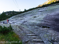 Die in den Fels gehauenen Treppenstufen sind wohl jüngeren Datums. : Grimsel