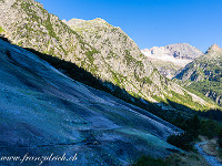 Die vom Gletscher glatt geschliffenen Granitplatten sind typisch für die Grimselregion. : Grimsel