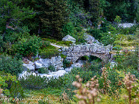 Bei Chüenzentennlen erreichen wir eine erste Steinbogenbrücke und überqueren die noch junge Aare. : Grimsel