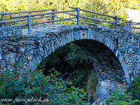 Und über eine zweite Brücke geht es zurück ans andere Ufer. : Grimsel