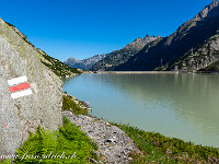 Der Pfad führt entlang des westlichen Ufers des Räterichsbodensees. Unzählige Kletterrouten starten hier vom Wanderweg aus. : Grimsel