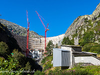 Nun zeigt sich die Baustelle am Grimselsee: Der 90-jährige Staudamm Spitallamm müsste saniert werden; doch kommt es günstiger, eine neue Staumauer davor aufzubauen und die alte später rückzubauen. : Grimsel
