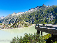 Der Wanderweg führt weiter den Schlusshang hoch und quert ein paar Mal die Passstrasse. : Grimsel