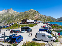 Gerade richtig auf die Mittagszeit erreichen wir die Grimselpasshöhe auf auf 2164 m. : Grimsel