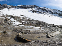 Ab der Passhöhe geht es zuerst  der Militärstrasse entlang, dann auf einer Seitenmoräne hoch bis zum nur noch kleinen Muttgletscher. Ein paar Tage vorher hat es etwas Schnee gegeben. : Furkapass, Gross Muttenhorn