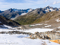 Nun gibt es verschiedene Aufstiegsmöglichkeiten: Ich traversiere den Gletscher Richtung Südwesten und erreiche den Westgrat etwa auf der Höhe 2960 m. Der Direktanstieg zum Pt. 3005 war heute nicht sehr attraktiv, es rumpelte und kollerte nur so. Eine weitere Möglichkeit wäre, den Grat bereits bei Pt. 2851  zu betreten - oder gar den ganzen Weg  rund um den Tällistock unter die Füsse zu nehmen. Dies spare ich mir für den Abstieg auf. : Furkapass, Gross Muttenhorn