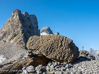 Wegspuren leiten die steile Chäle hoch, am Schluss linkshaltend über einen kleinen Felsabsatz, und bald stehe ich auf dem Ruchchälenpass (2611 m) - welche Erleichterung! Nach einer kurzen Pause marschiere ich weiter, zum Chanzeli (im Bild), wo ich die Steigeisen anziehe, denn der Ruchenfirn ist an diesem sonnigen Oktobersonntag im unteren Bereich aper.