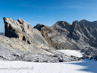 Über das Felsbändli auf rund 2800 m hoch zum oberen Teil des Ruchenfirns, hier gibt es schönen Trittschnee.