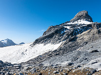 Das ist er also, der Gross Ruchen. Der weitere Aufstieg führt über plattigen Fels am rechten Bildrand (an P. 2842 vorbei) nach links zum Ostgrat.