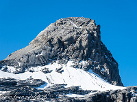 Über den Ostgrat (linker Bildrand) geht es dann weiter zum Gipfelaufbau.