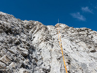 Da ich ein 30 m-Seil dabei habe, benutze ich es im Abstieg und sichere mich von Stange zu Stange.
