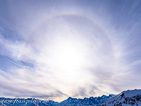 Ein wunderschöner Halo (Lichteffekt) zeigt sich um die Sonne: Einerseits der  22°-Ring sowie links und rechts die Nebensonnen. : Schneeschuhtour Höch Gumme