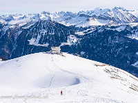 Blick zurück zum Berggasthaus Schönbüel. Früher führte hier vom Turren her eine Sesselbahn hoch und es hatte zwei Skilifte. Seit 2016 ist alles zurückgebaut und das Gebiet ist nun ein Paradies für Skitüürler, Schneeschuhläufer und Winterwanderer. : Schneeschuhtour Höch Gumme