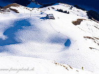 ... und hinunter zum Berggasthaus Schönbüel. Trotz Umweg über den Tiefengrat stehe ich heute als Erster auf dem Gipfel. Schön, diese Ruhe ... : Höch Gumme