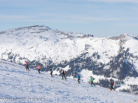 Auch Skitüürler sind unterwegs; im Hintergrund die Schrattenfluh. : Schneeschuhtour Haglere OGH