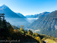 Ein feiner Nebel liegt noch über dem Reusstal; links der frisch verschneite Bristen. : Hexensteig, Zigerweg