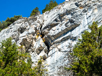 Der Klettersteig führt in einem Risssystem meist innerhalb des Berges senkrecht nach oben. Wer gut hinschaut, sieht knapp oberhalb der Bildmitte ein Stück des Drahtseiles. : Hexensteig, Zigerweg