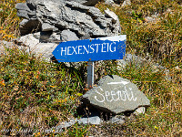 Nach etwas mehr als einer Stunde Fussmarsch durch den Wald und am Schluss über einen steilen Wiesenhang stehen wir am Einstieg zum Hexensteig (ca. 1680 m). : Hexensteig, Zigerweg