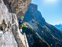 Und hier ist das Panoramabänkli, mit viel Luft unter den Fussen. Zum Glück kann man sich anschnallen... : Hexensteig, Zigerweg