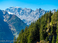 Der Blick schweift über das Urner Reusstal zum Schlossberg. : Hexensteig, Zigerweg